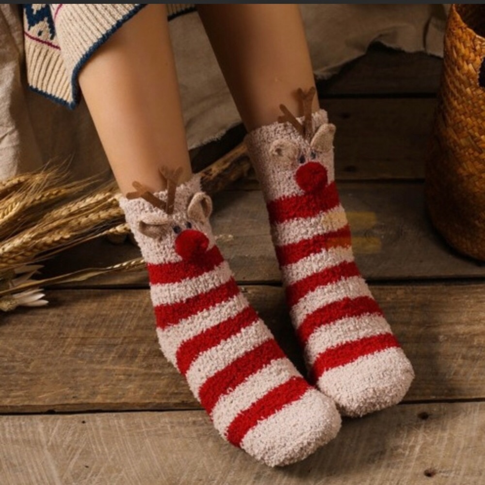 🎁 Great Gift! Adorable fuzzy reindeer socks